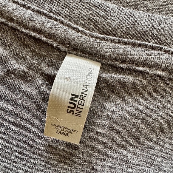 SUN INTERNATIONAL, HAWAII, GREY SHORT SLEEVE, T-SHIRT. SIZE L - Picture 4 of 5